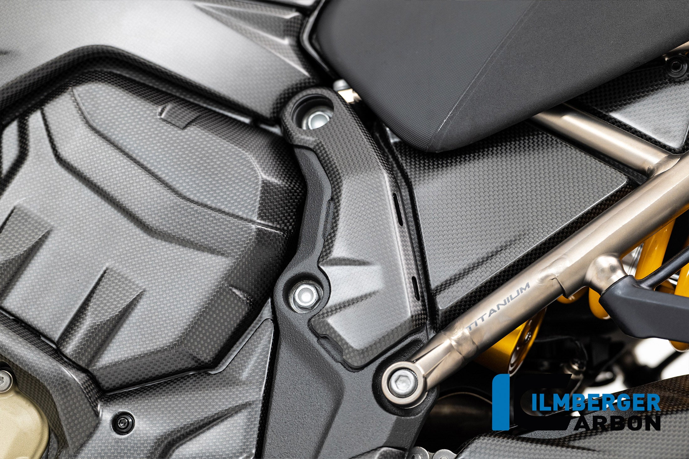 Ilmberger Carbon / イルムバーガー アッパーフレームカバー(左側) カーボンマット Ducati Multistrada V4 2025 | CM.RAL.012.MTS25