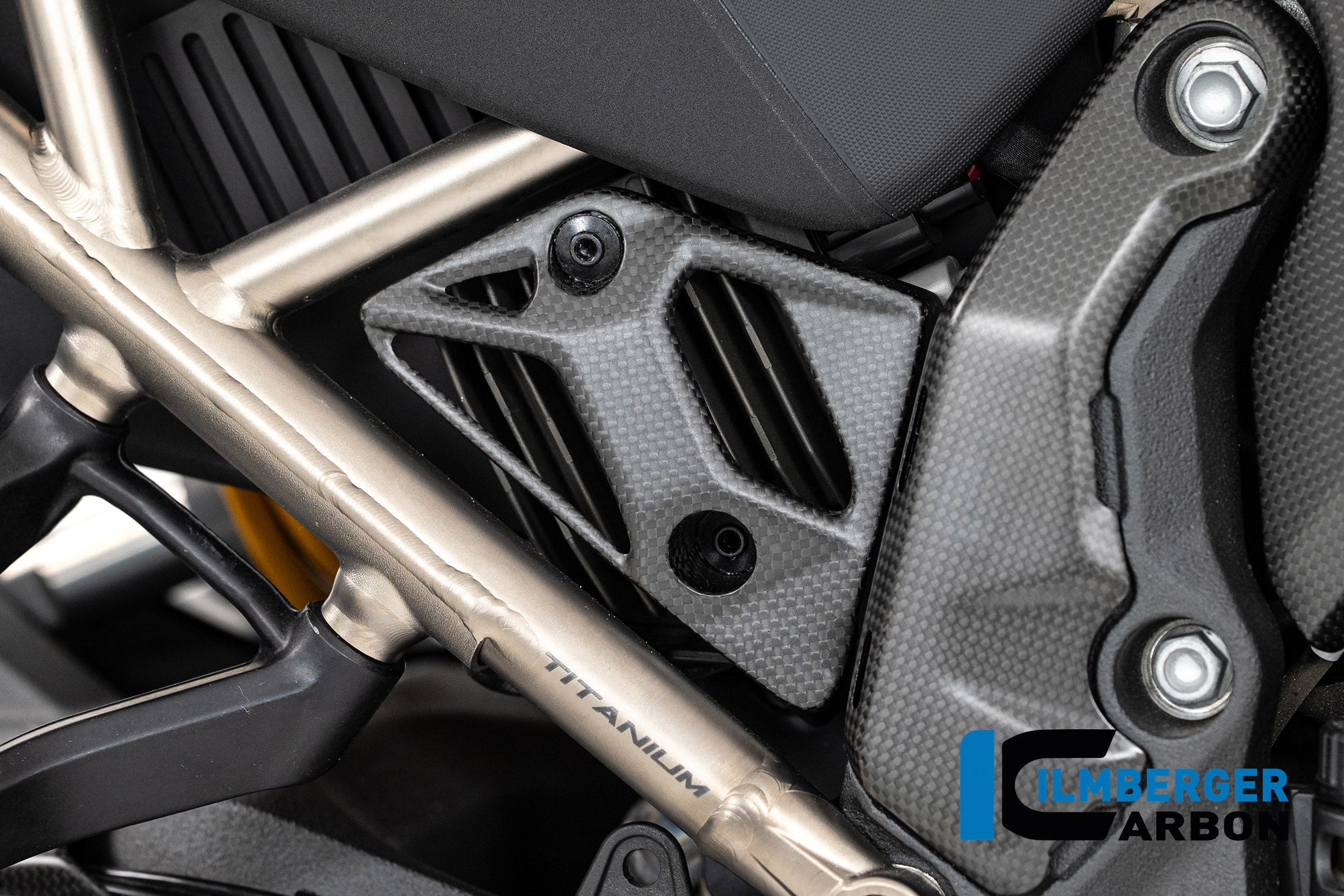 Ilmberger Carbon / イルムバーガー フレーム・トライアングル・カバー(右側) カーボン・マット Ducati Multistrada V4 2025 | CM.RDR.036.MTS25
