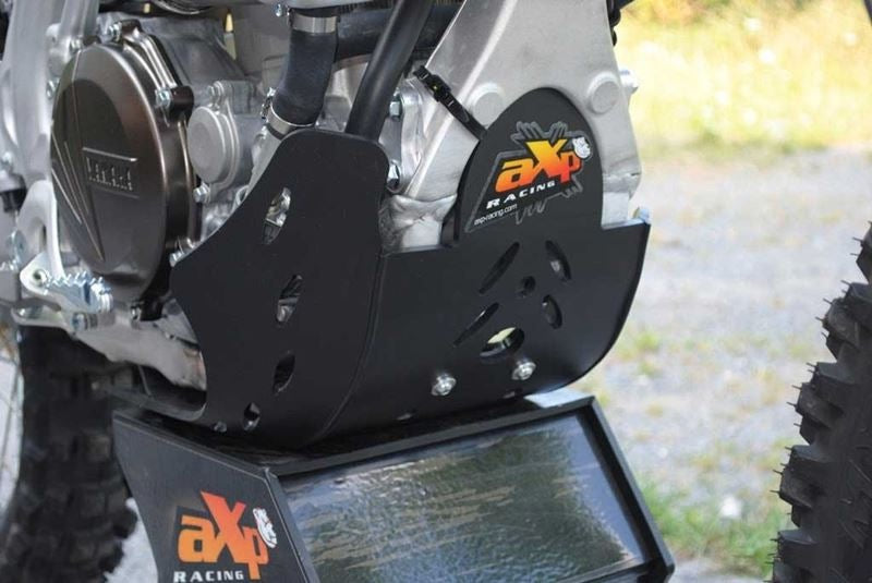 AXP-Racing / エーエックスピーレーシング スキッドプレート PHD 6mm - ブラック/ブルースティッカー | AX1282