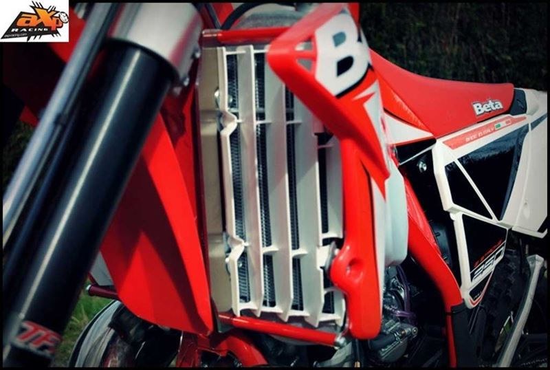 AXP-Racing / エーエックスピーレーシング ラジエーターブレース - レッドスペーサー | AX1311