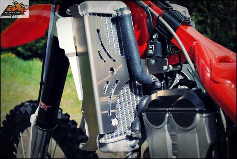 AXP-Racing / エーエックスピーレーシング ラジエーターブレース - レッドスペーサー | AX1314