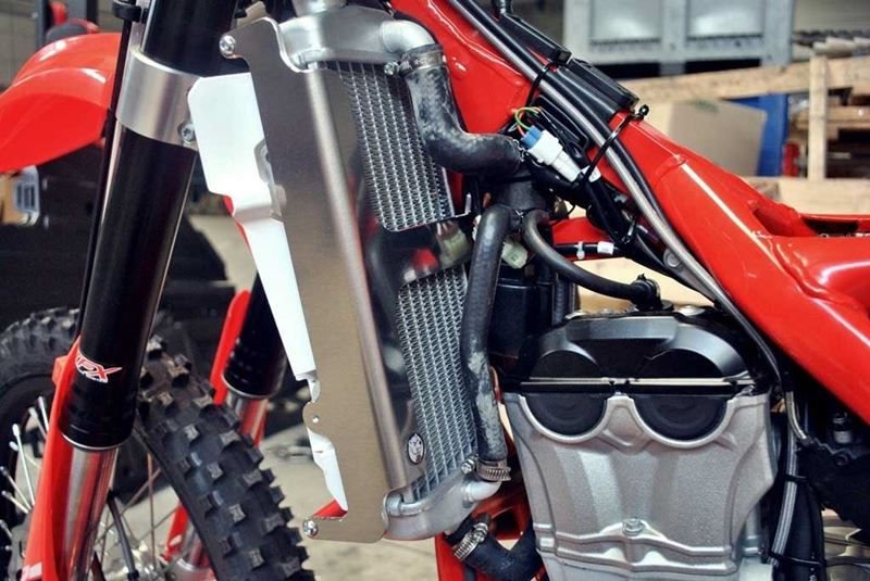 AXP-Racing / エーエックスピーレーシング ラジエーターブレース - レッドスペーサー | AX1357