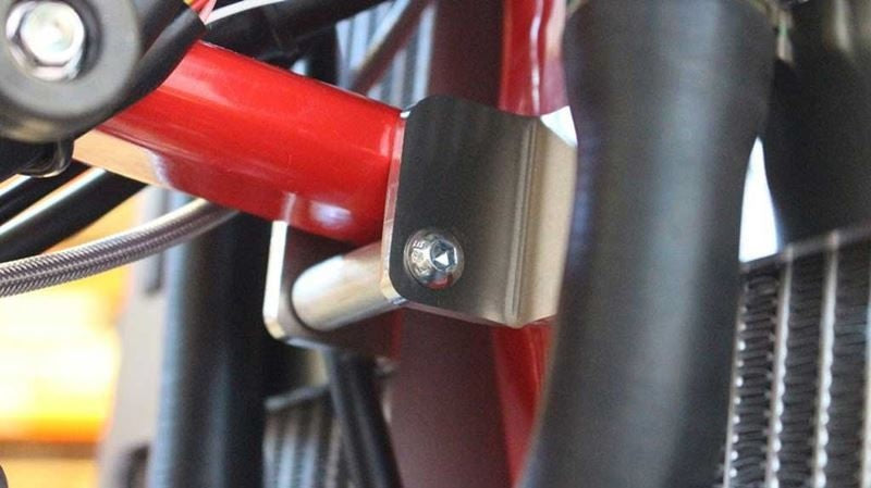 AXP-Racing / エーエックスピーレーシング ラジエーターブレース - レッドスペーサー | AX1442