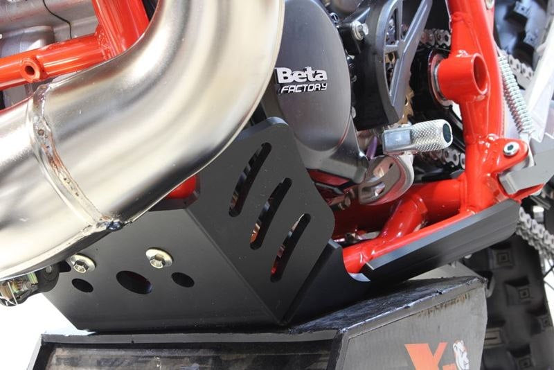 AXP-Racing / エーエックスピーレーシング Xtrem HDPE スキッドプレート - ブラック | AX1461