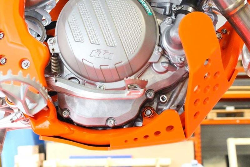 AXP-Racing / エーエックスピーレーシング スキッドプレート PHD 6mm - オレンジ | AX1462