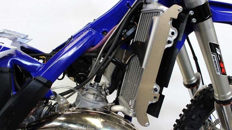 AXP-Racing / エーエックスピーレーシング ラジエーターブレース - ブラックスペーサー | AX1464