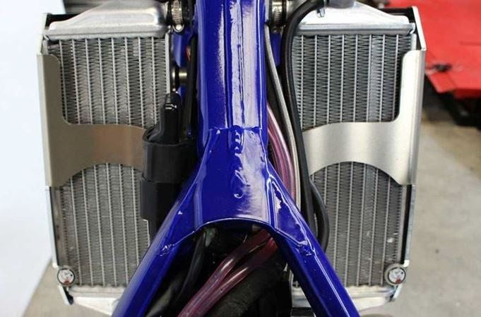 AXP-Racing / エーエックスピーレーシング ラジエーターブレース - ブラックスペーサー | AX1464