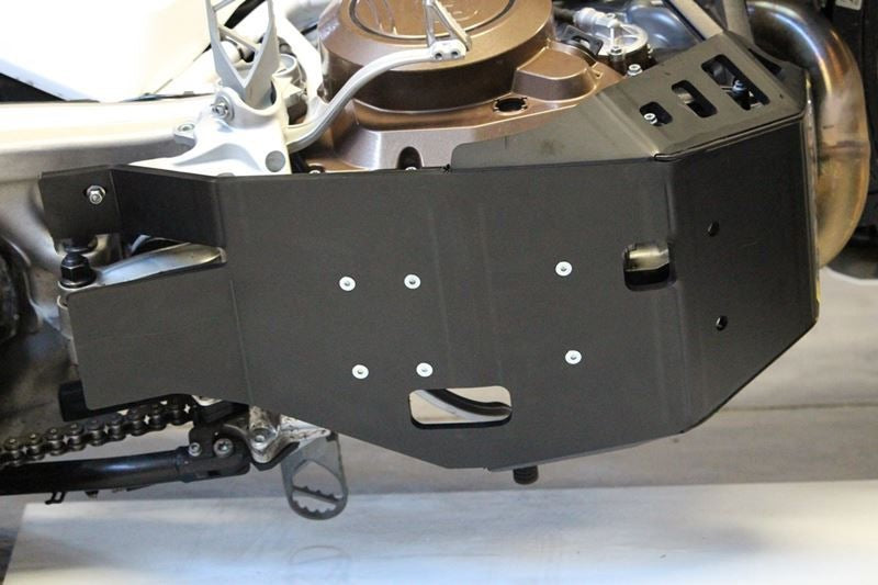 AXP-Racing / エーエックスピーレーシング Adventure スキッドプレート HDPE 8mm - ブラック | AX1472