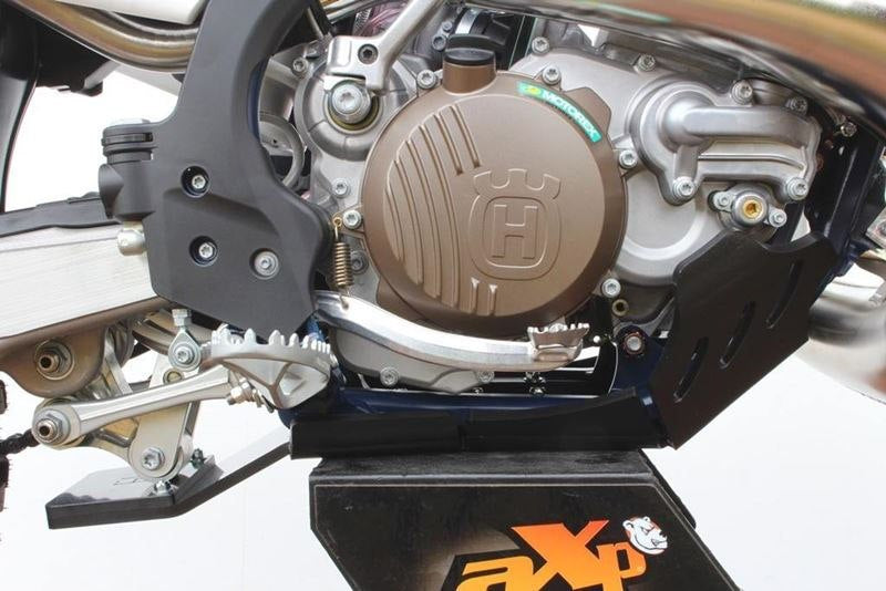 AXP-Racing / エーエックスピーレーシング Xtrem HDPE スキッドプレート - ブラック | AX1504