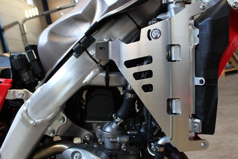 AXP-Racing / エーエックスピーレーシング ラジエーターブレース - レッドスペーサー | AX1523