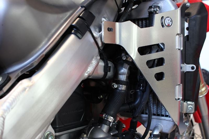 AXP-Racing / エーエックスピーレーシング ラジエーターブレース - レッドスペーサー | AX1523