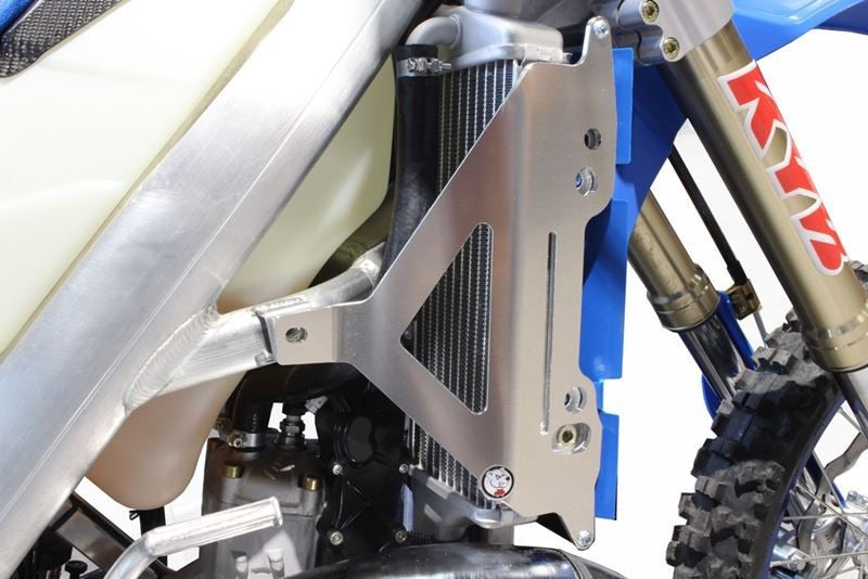 AXP-Racing / エーエックスピーレーシング ラジエーターブレース - ブラック | AX1535