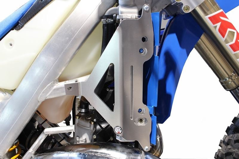 AXP-Racing / エーエックスピーレーシング ラジエーターブレース - ブラック | AX1535