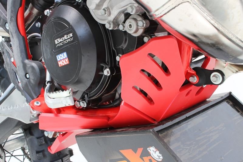 AXP-Racing / エーエックスピーレーシング Xtrem HDPE スキッドプレート - Red | AX1551