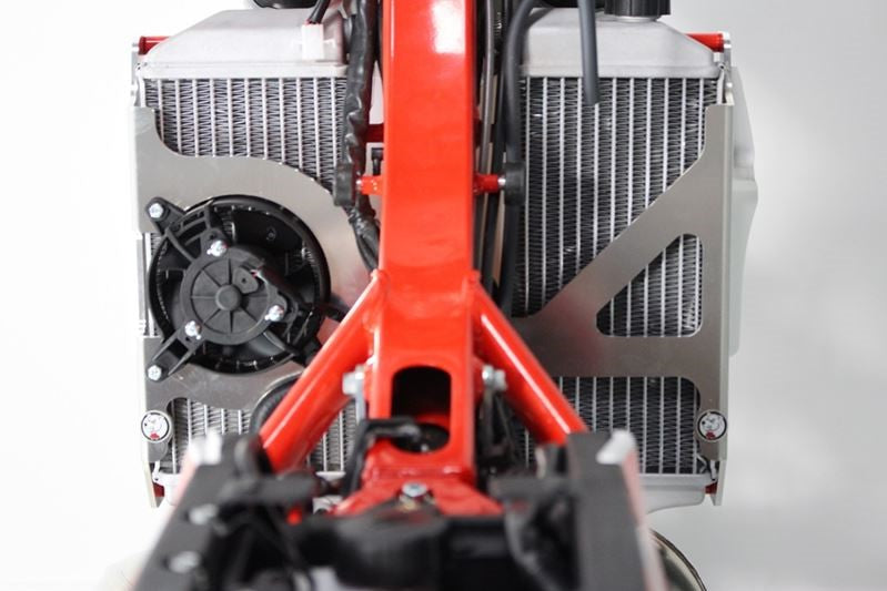 AXP-Racing / エーエックスピーレーシング ラジエーターブレース - Red | AX1552