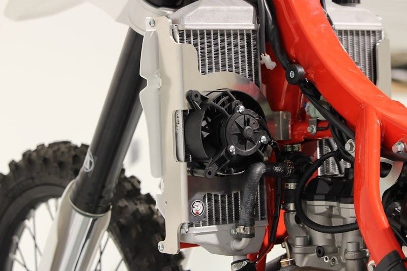 AXP-Racing / エーエックスピーレーシング ラジエーターブレース - Red | AX1556