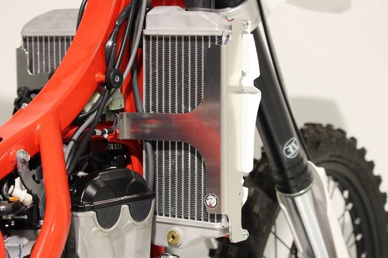 AXP-Racing / エーエックスピーレーシング ラジエーターブレース - Red | AX1556