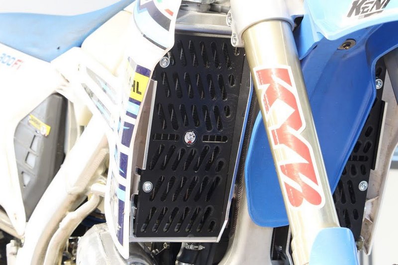 AXP-Racing / エーエックスピーレーシング Xtrem Radiator Guards - ブラックスペーサー | AX1572