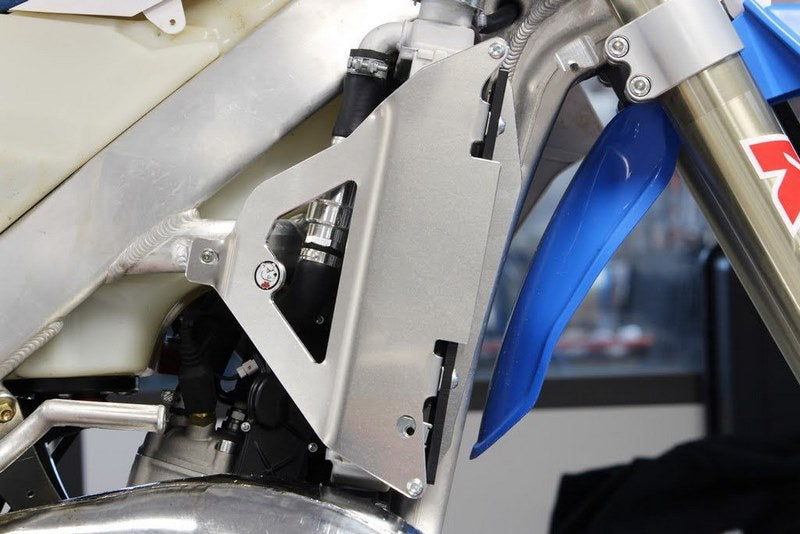 AXP-Racing / エーエックスピーレーシング Xtrem Radiator Guards - ブラックスペーサー | AX1572