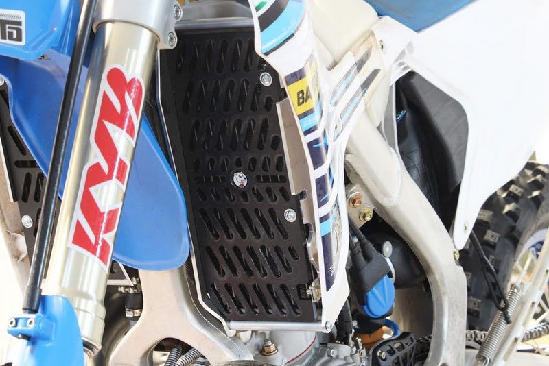 AXP-Racing / エーエックスピーレーシング Xtrem Radiator Guards - ブラックスペーサー | AX1572