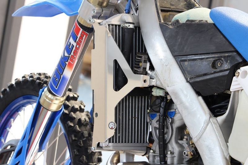 AXP-Racing / エーエックスピーレーシング Xtrem Radiator Guards - ブラックスペーサー | AX1573