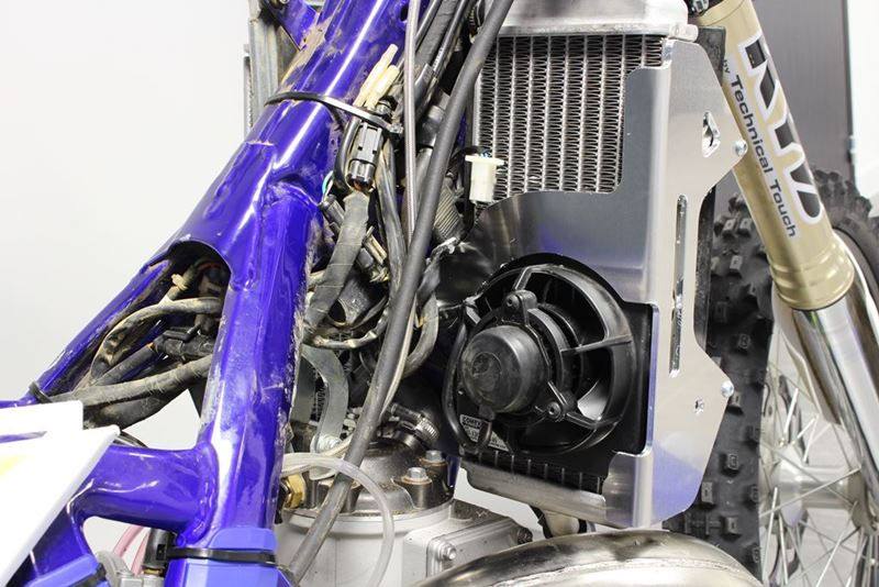 AXP-Racing / エーエックスピーレーシング ラジエーターブレース - ブラックスペーサー | AX1574