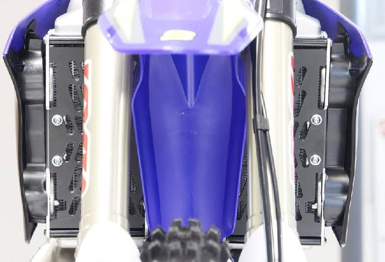 AXP-Racing / エーエックスピーレーシング Xtrem Radiator Guards - ブラックスペーサー | AX1582
