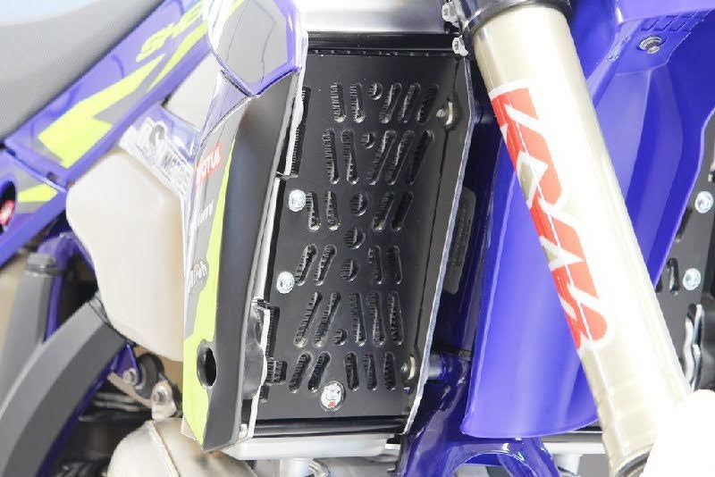 AXP-Racing / エーエックスピーレーシング Xtrem Radiator Guards - ブラックスペーサー | AX1582