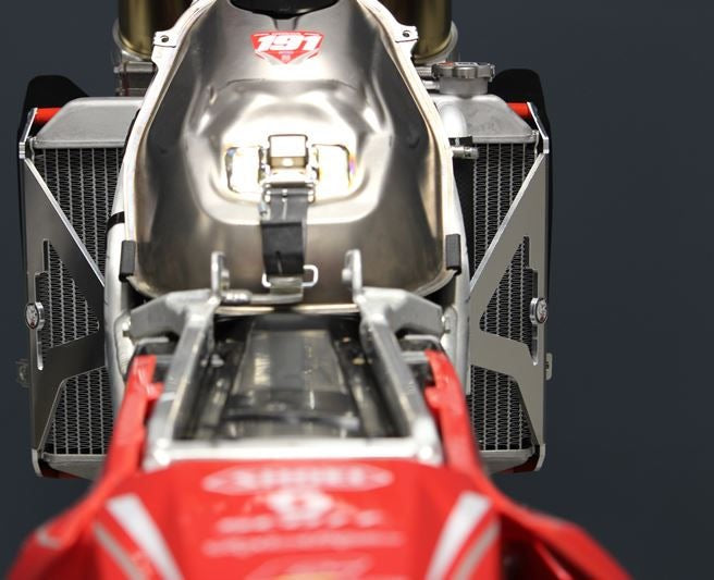 AXP-Racing / エーエックスピーレーシング ラジエーターブレース - Red | AX1598