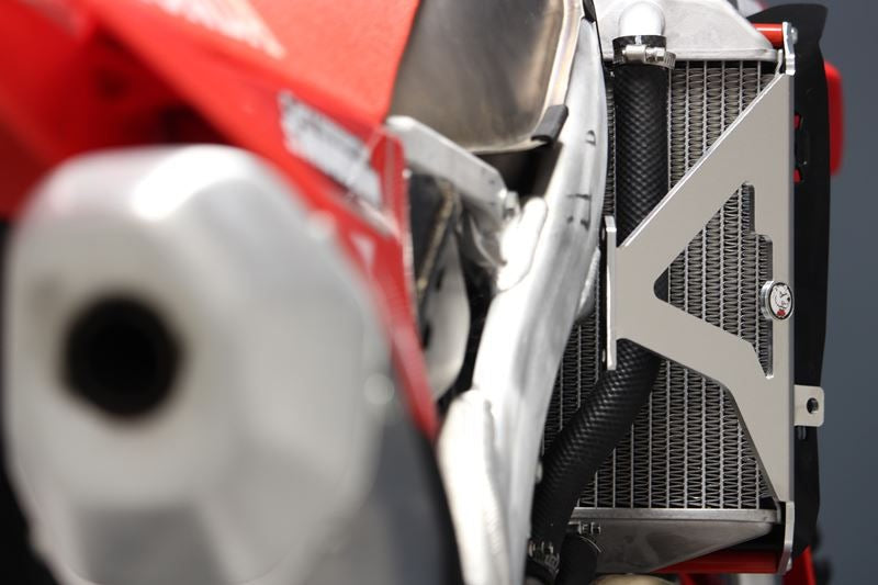 AXP-Racing / エーエックスピーレーシング ラジエーターブレース - Red | AX1598