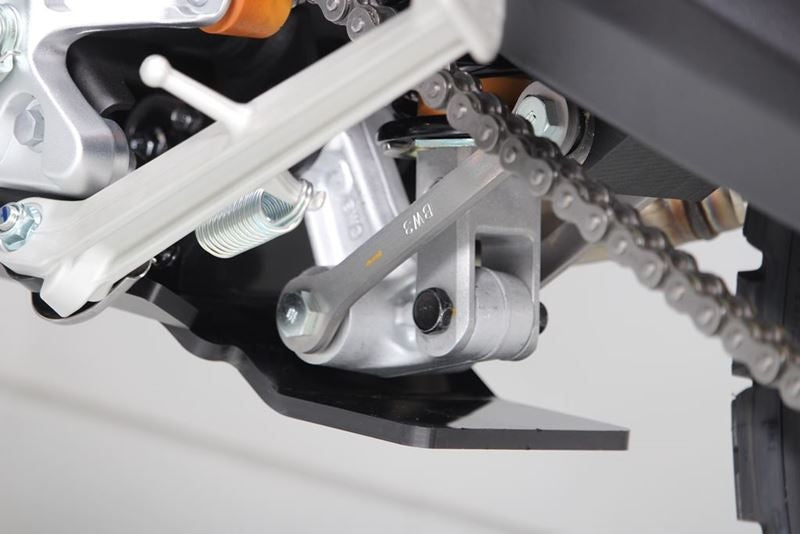 AXP-Racing / エーエックスピーレーシング Adventure スキッドプレート HDPE 8mm - ブラック | AX1606