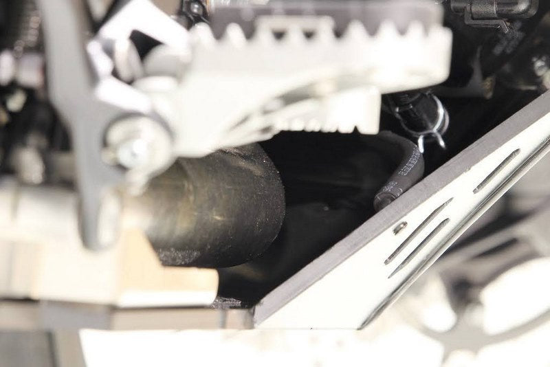 AXP-Racing / エーエックスピーレーシング Adventure スキッドプレート HDPE 8mm - ブラック | AX1622