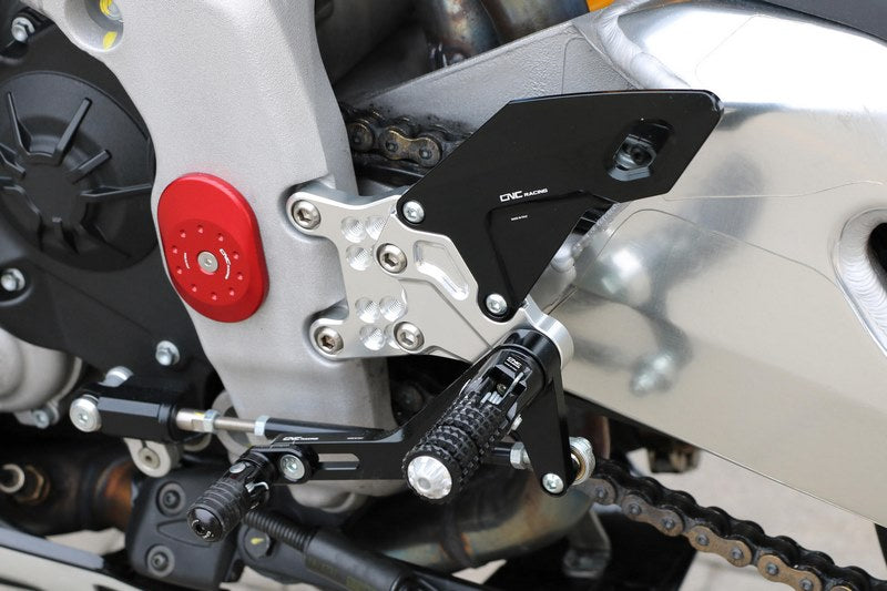 CNC Racing REAR SETS ADJUSTABLE FOR APRILIA RSV4 - TUONO | PE501