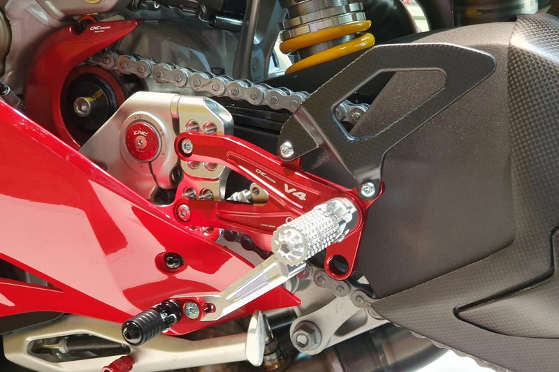CNC Racing Heel guard kit for our rearsets Ducati Panigale V4 - carbon matt Matt Carbon | ZA866Y