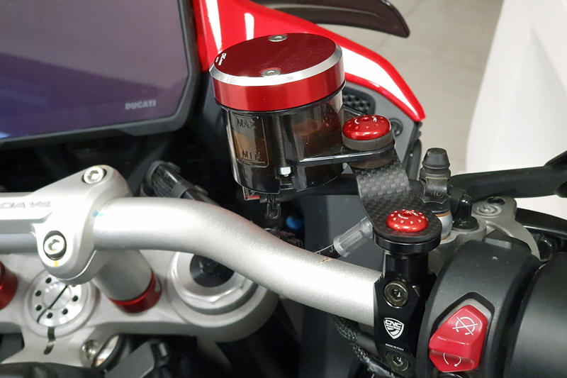 フロントブレーキおよびクラッチオイルタンクブラケット マット