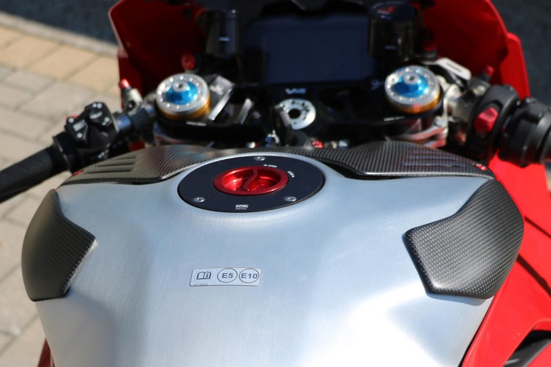 CNC Racing Fuel tank slider Carbon/Kevlar Matt Carbon | ZP112Y