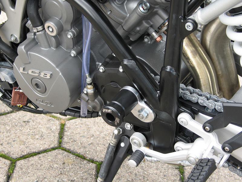 GSGモトテクニック エンジンガード マウンティングプレート ブラックアノダイズド KTM 990 Super Duke / R (2005 -) | 754195-KM11-SH