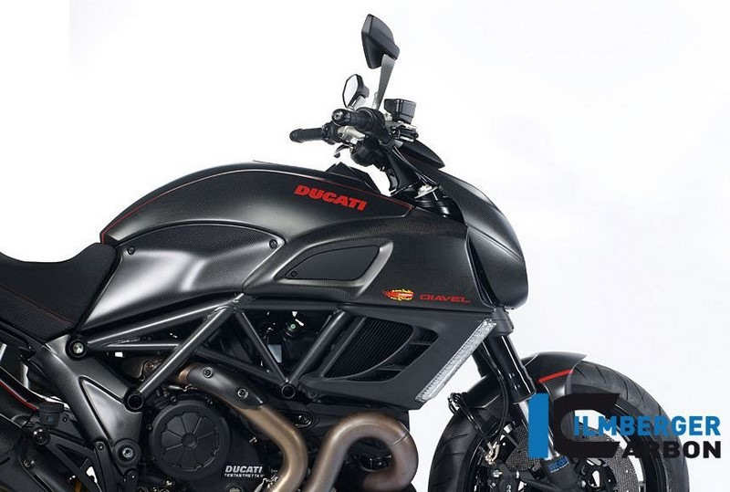 ILMBERGER / イルムバーガーカーボンパーツ エアチューブカバー 右側 Diavel | LKR.006.DIAVE.K