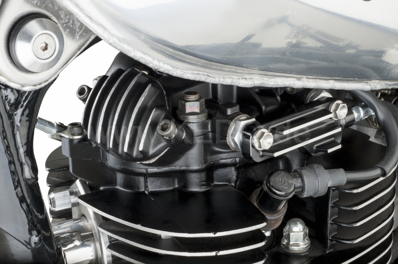Kedo Twin Feed Oil Line 'Vintage XT' black anodised aluminum distributor with bare cooling fins analogue to XT cylinder and black textile pants | 92117
