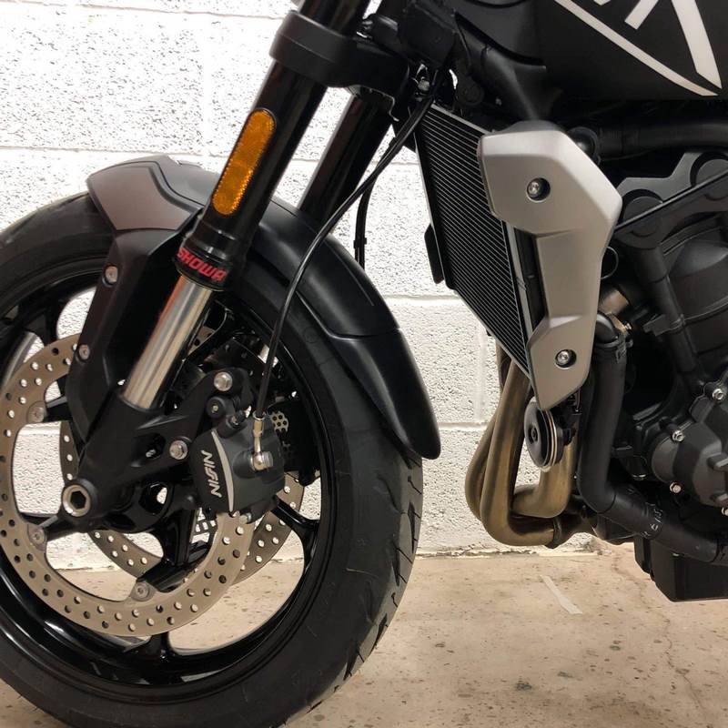 Pyramid Extenda Fenda | Matte Black | Triumph Trident 660 2021> | 056560