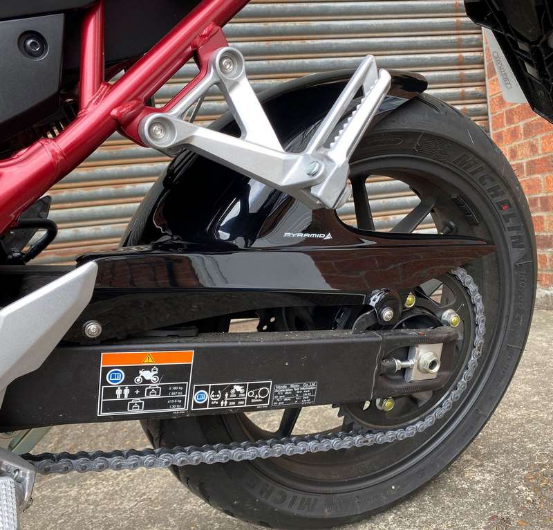Pyramid / ピラミッド ハガー グロスブラック | Honda CB 750 Hornet (ホーネット) 2023>2024 | 071234B