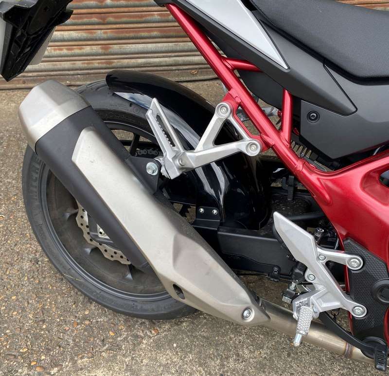 Pyramid / ピラミッド ハガー グロスブラック | Honda CB 750 Hornet (ホーネット) 2023>2024 | 071234B