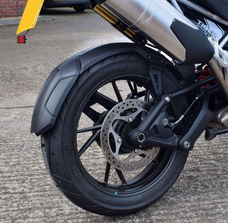 Pyramid / ピラミッド ハガー マットブラック | Triumph タイガー 1200 GT 2022- | 076995M