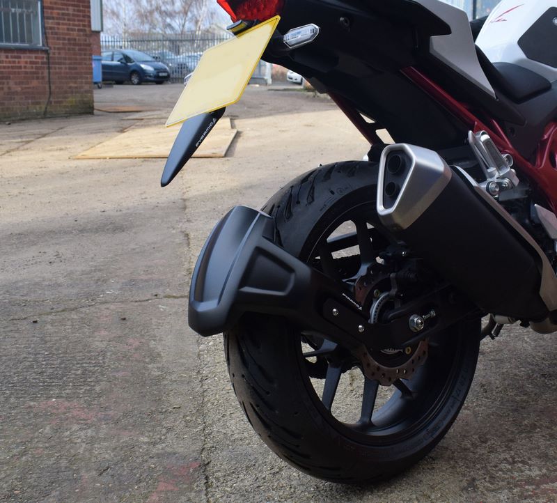 Pyramid / ピラミッド スプレーガード グロスブラック | Honda CB 750 Hornet (ホーネット) 2023- | 085166B