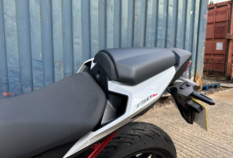 Pyramid / ピラミッド シートカウル マットブラック | Honda CB 750 Hornet (ホーネット) 2023- | 11573M