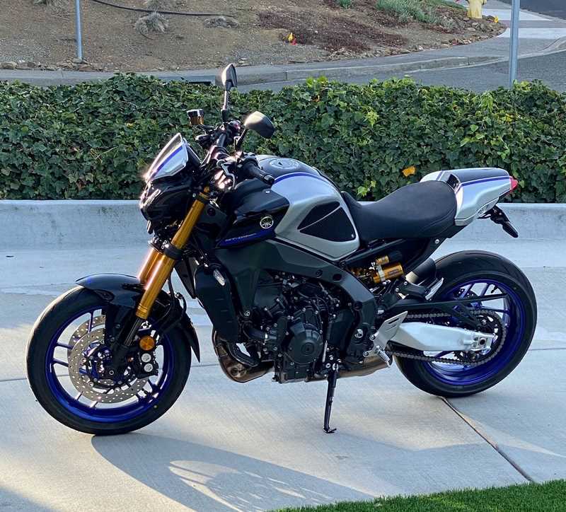 Pyramid / ピラミッド シートカウル アイコンブルーカラーズ | Yamaha MT-09 2022>2023 | 12416P