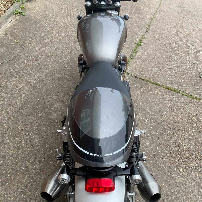 Pyramid Seat Cowl | Silver Ice & Storm Grey | Triumph Speed Twin 2019> | 16120G