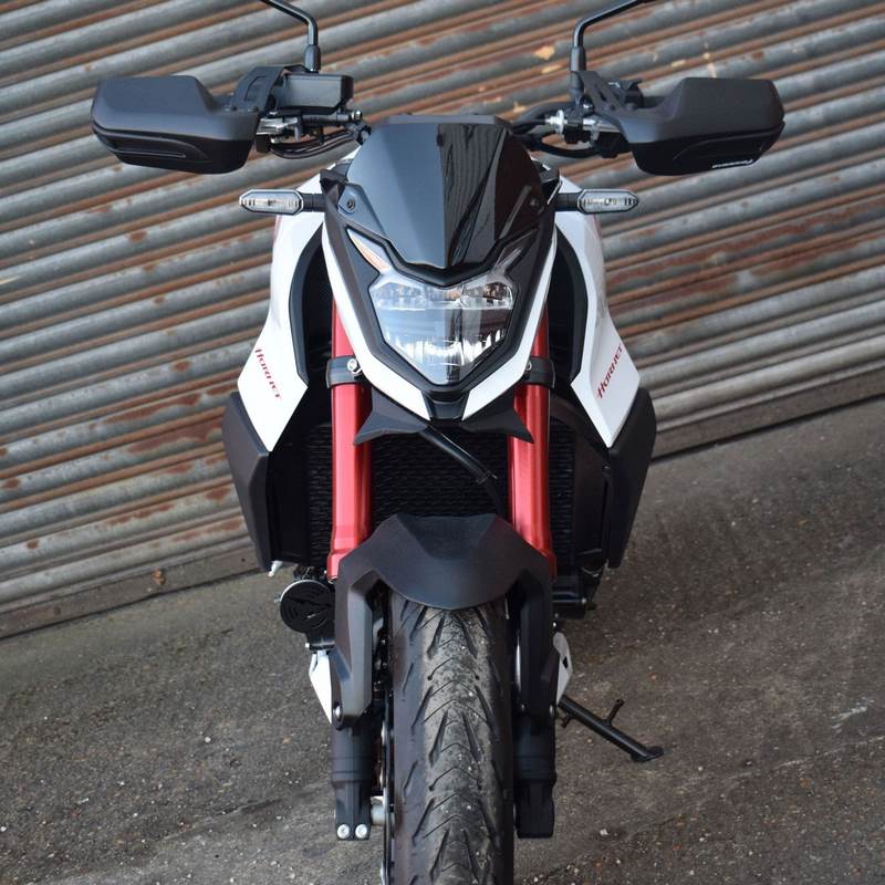 Pyramid / ピラミッド ラジエーター・チーク マットイリジウム グレーメタリック | Honda CB 750 Hornet (ホーネット) 2022>2024 | 21055D