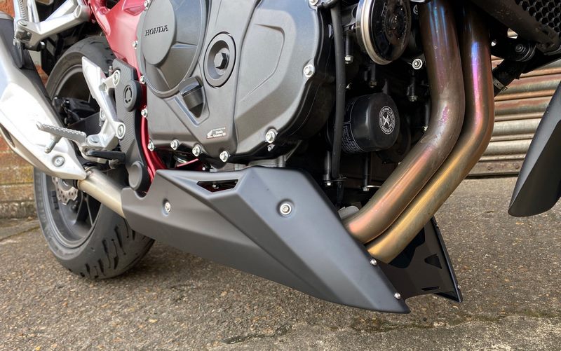 Pyramid / ピラミッド ベリーパン 未塗装 | Honda CB 750 Hornet (ホーネット) 2023- | 21577U