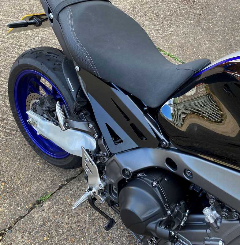 Pyramid / ピラミッド アルミ インフィルパネル マットブラック | Yamaha MT-09 2021>2023 | 22144M